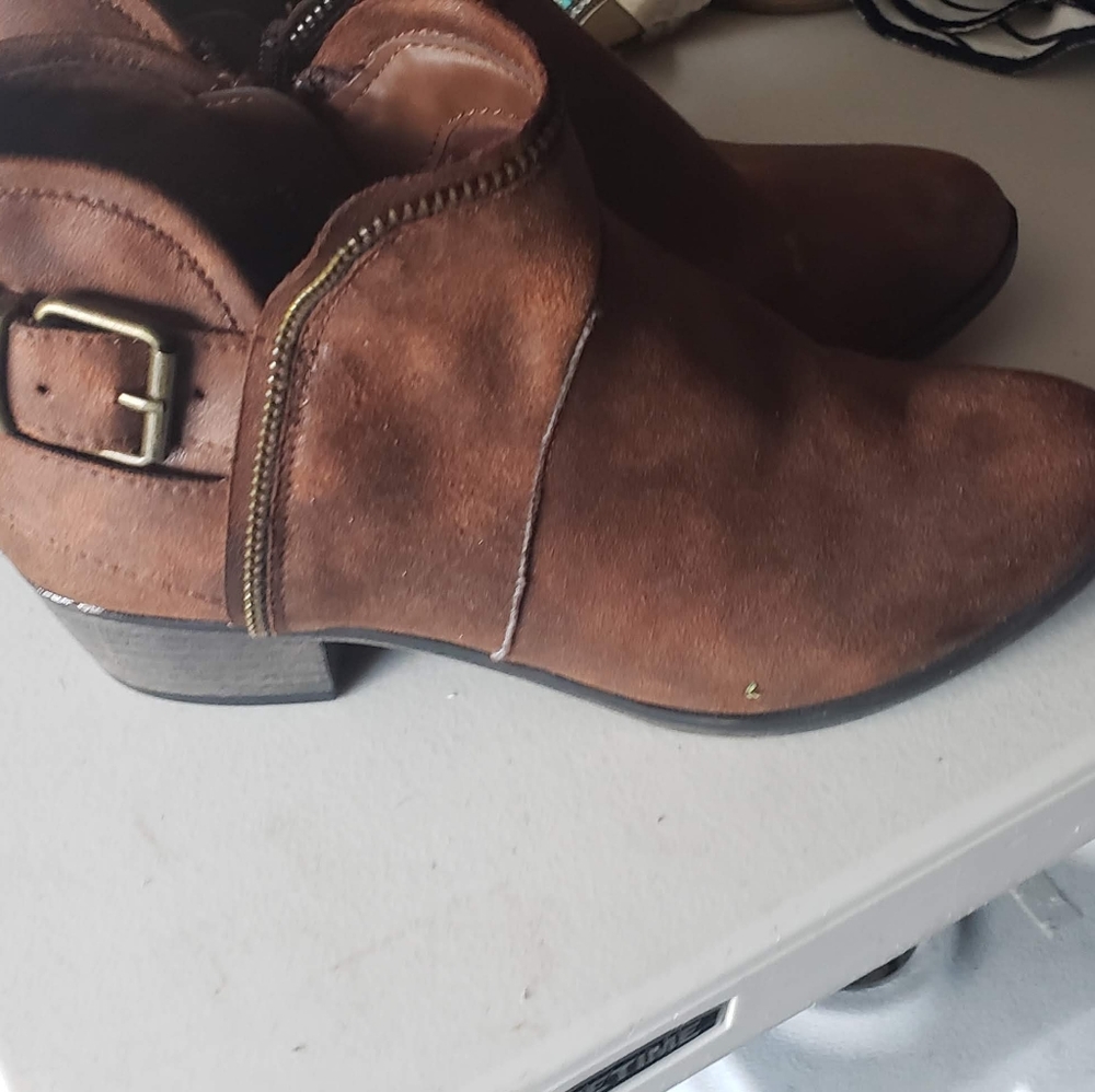Brown boots size7